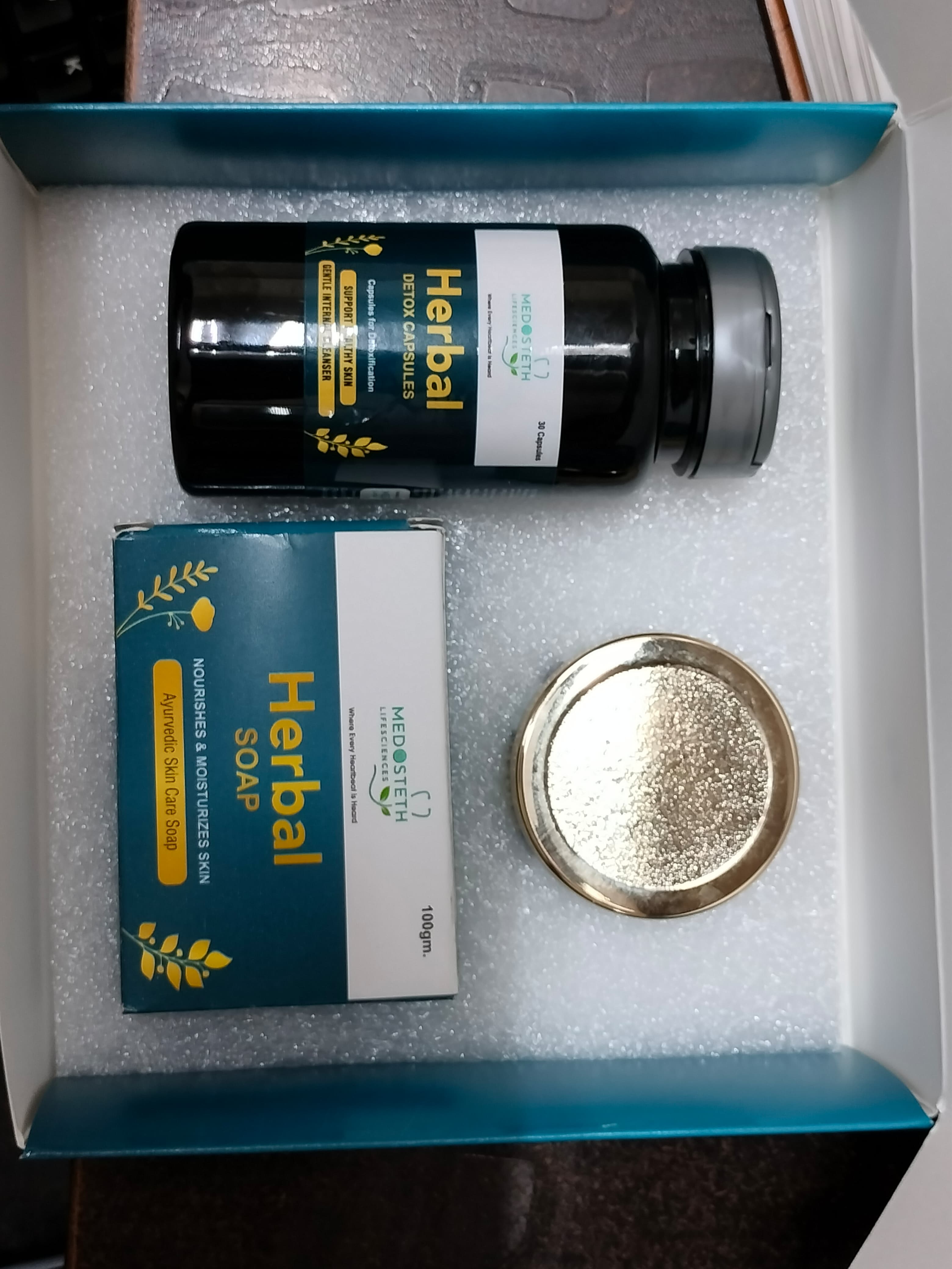 Vederma Kit Contents